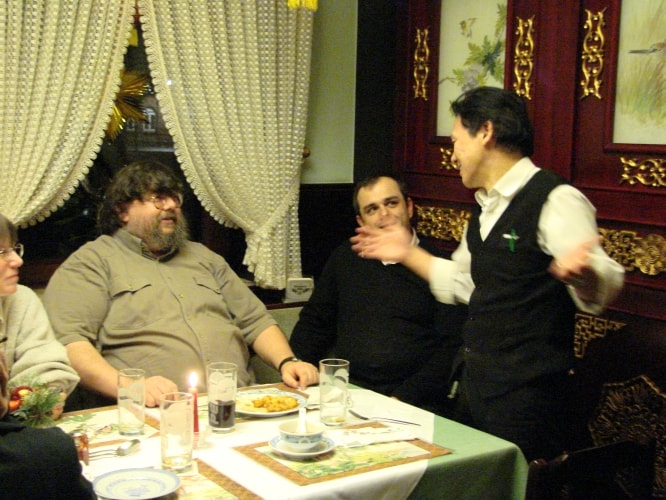 Helmut Barthel im Gespräch mit dem Restaurantbesitzer des Tsing Li Herrn Kok